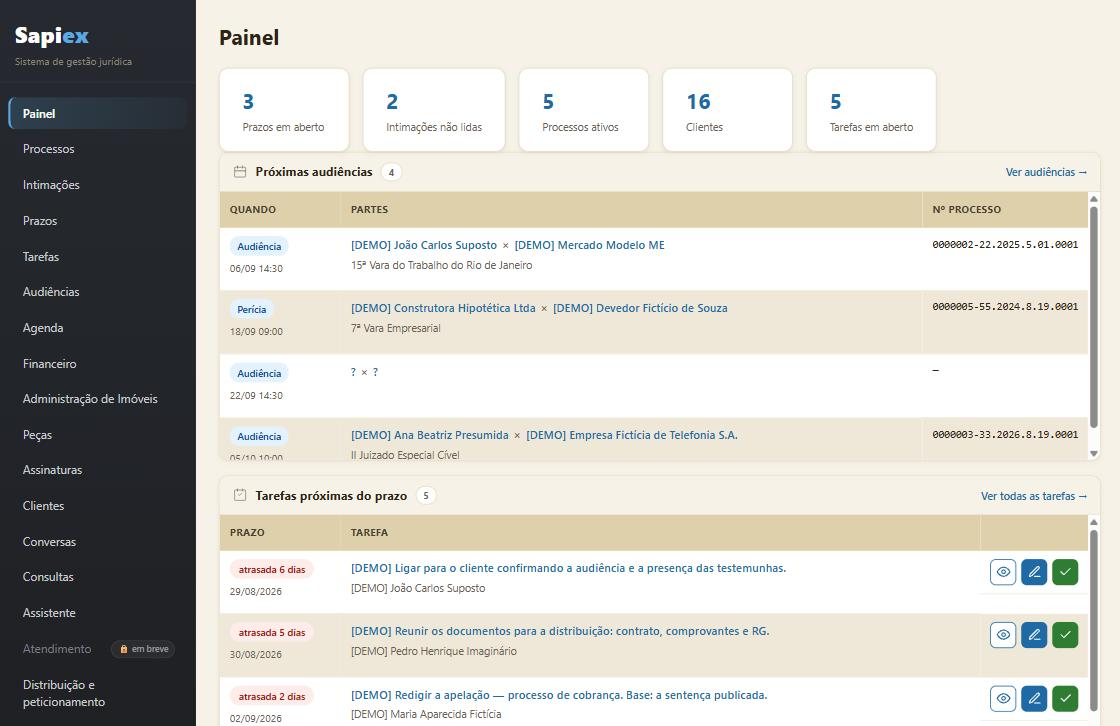 Painel do Sapiex: prazos em aberto, intimações não lidas,
                    processos ativos, próximas audiências e tarefas com prazo,
                    com o menu do sistema à esquerda.